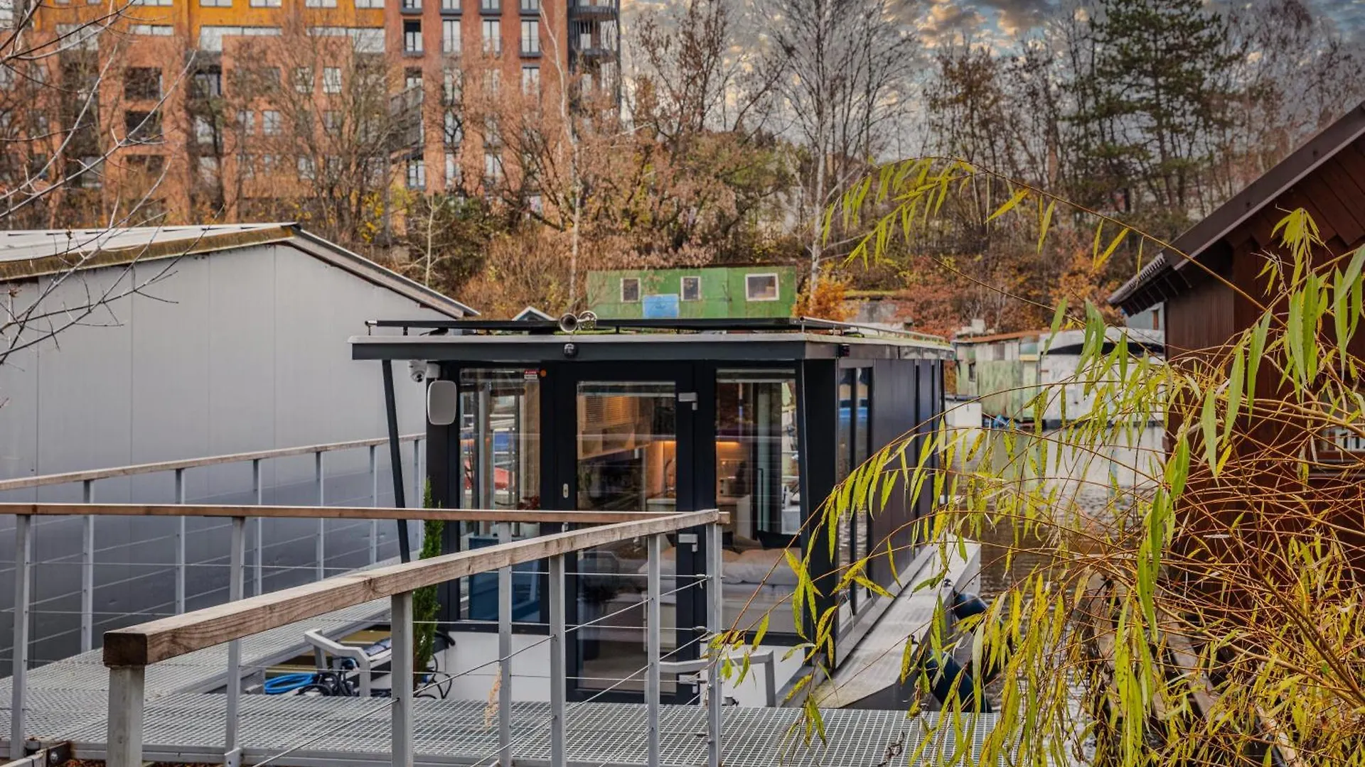 Houseboat Neptun With Paddle Boat - Stay On The River Praha Botel