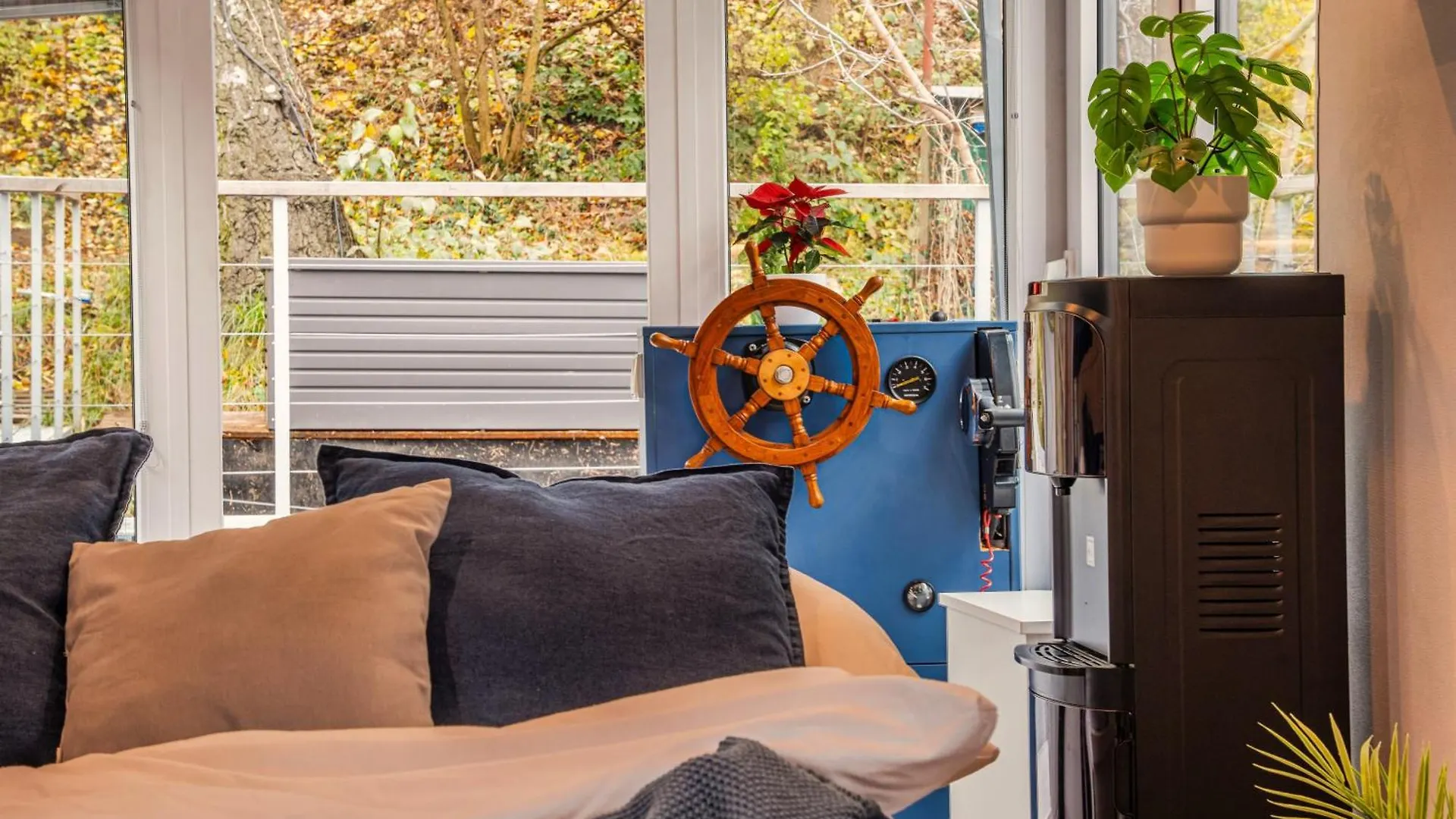Houseboat Neptun With Paddle Boat - Stay On The River Prague Botel