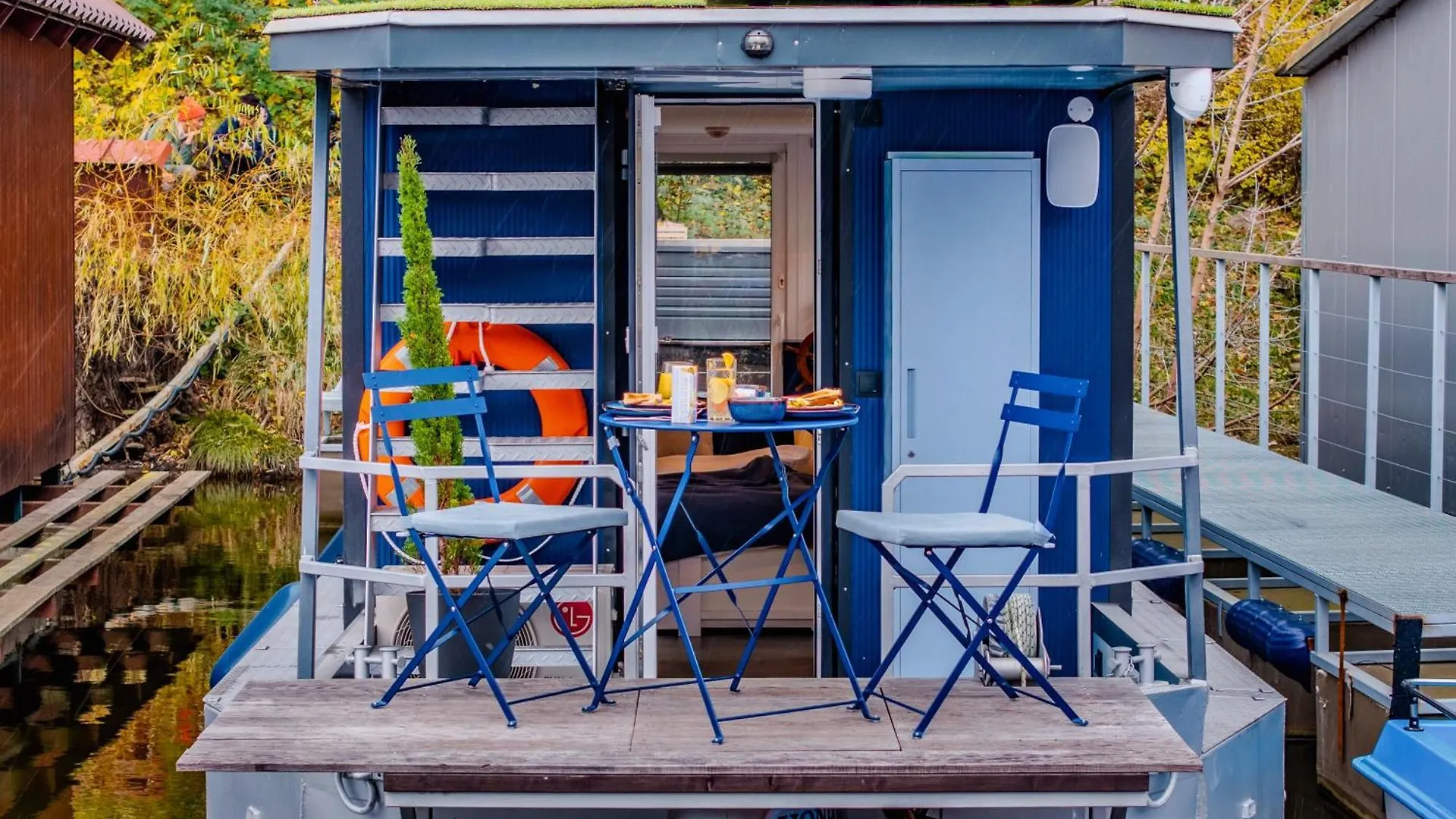 Houseboat Neptun With Paddle Boat - Stay On The River Prague Czech Republic